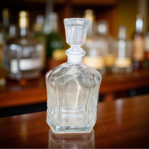 Decanter crystal heavy with stopper Perfect for wine whiskey favorite libations - Picture 3 of 13